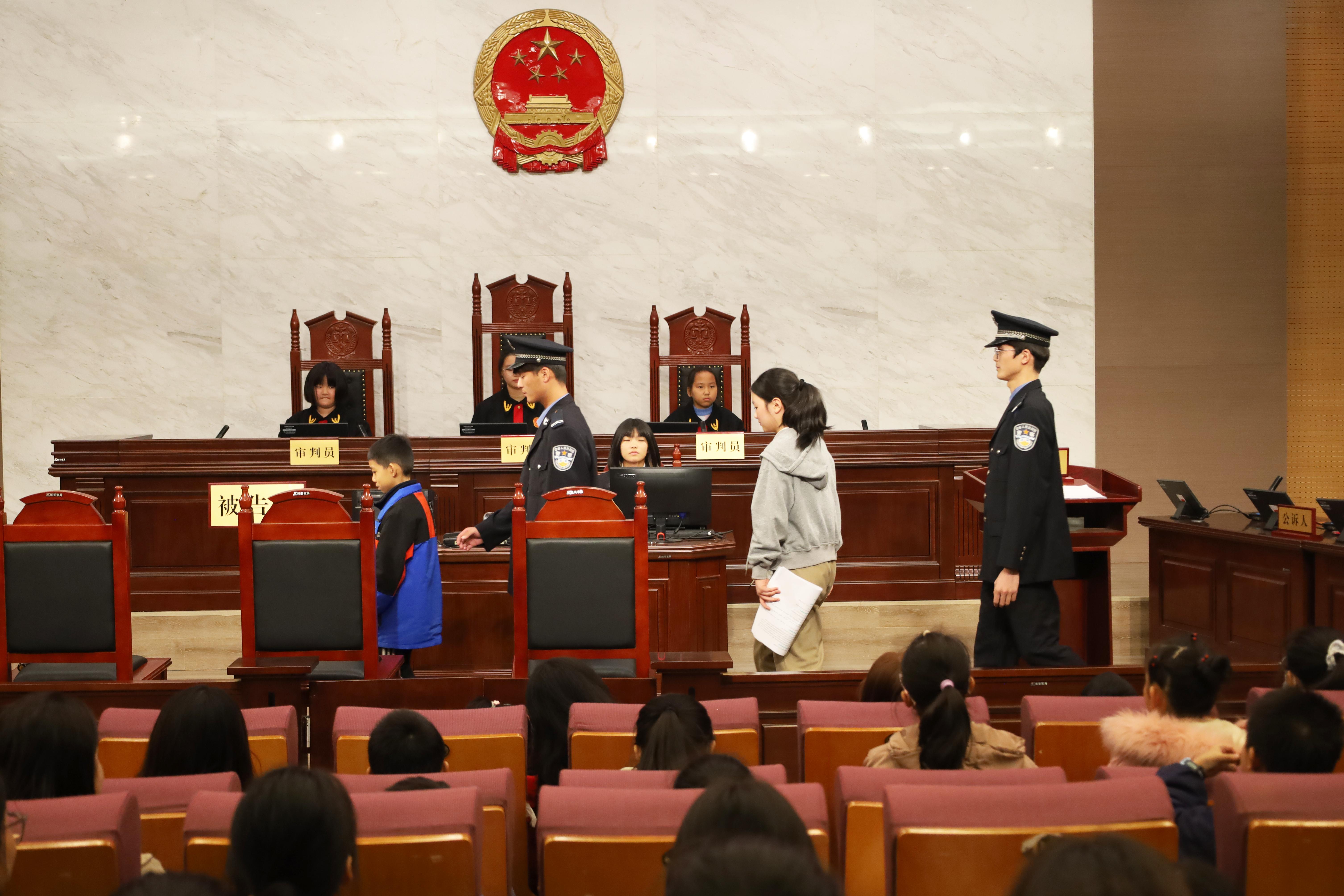 中景 原告被告上场