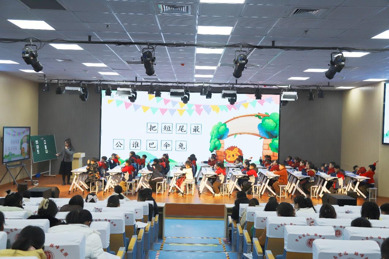 会议室里的人们

描述已自动生成