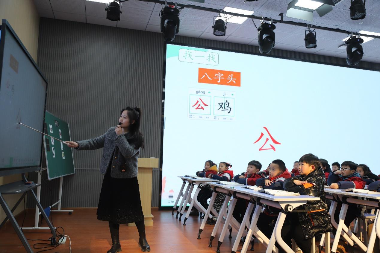 图片包含 人, 建筑, 室内, 桌子

描述已自动生成