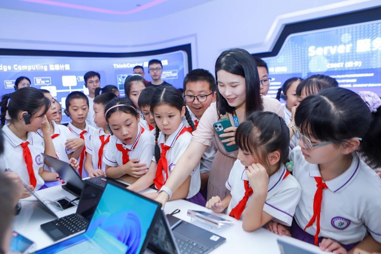 2023年7月8日，联宝（合肥）公司和高刘小学党支部联合组织科技夏令营，同学们参观生产车间，了解科技新产品。