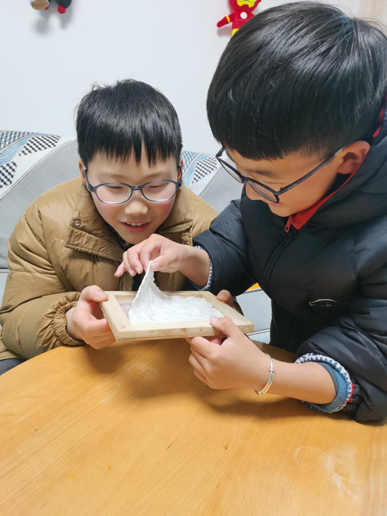 C:\Users\llp\Desktop\合师院附小：三年级“中华纸艺传承人”寒假跨学科项目式学习全纪录\新闻配图\3-3我是当代小蔡伦.jpg