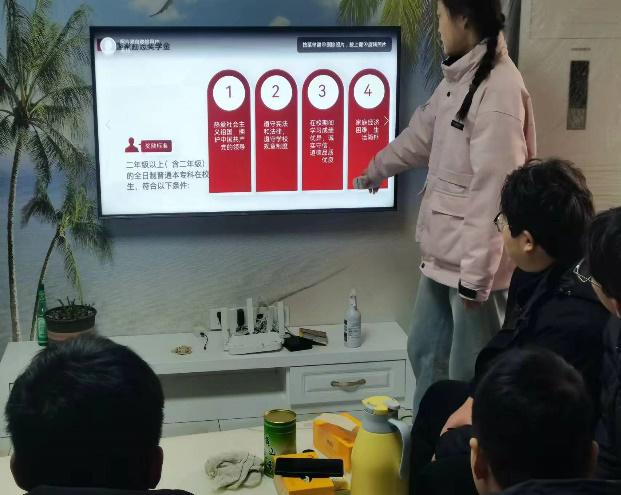 人站在冰箱前

中度可信度描述已自动生成