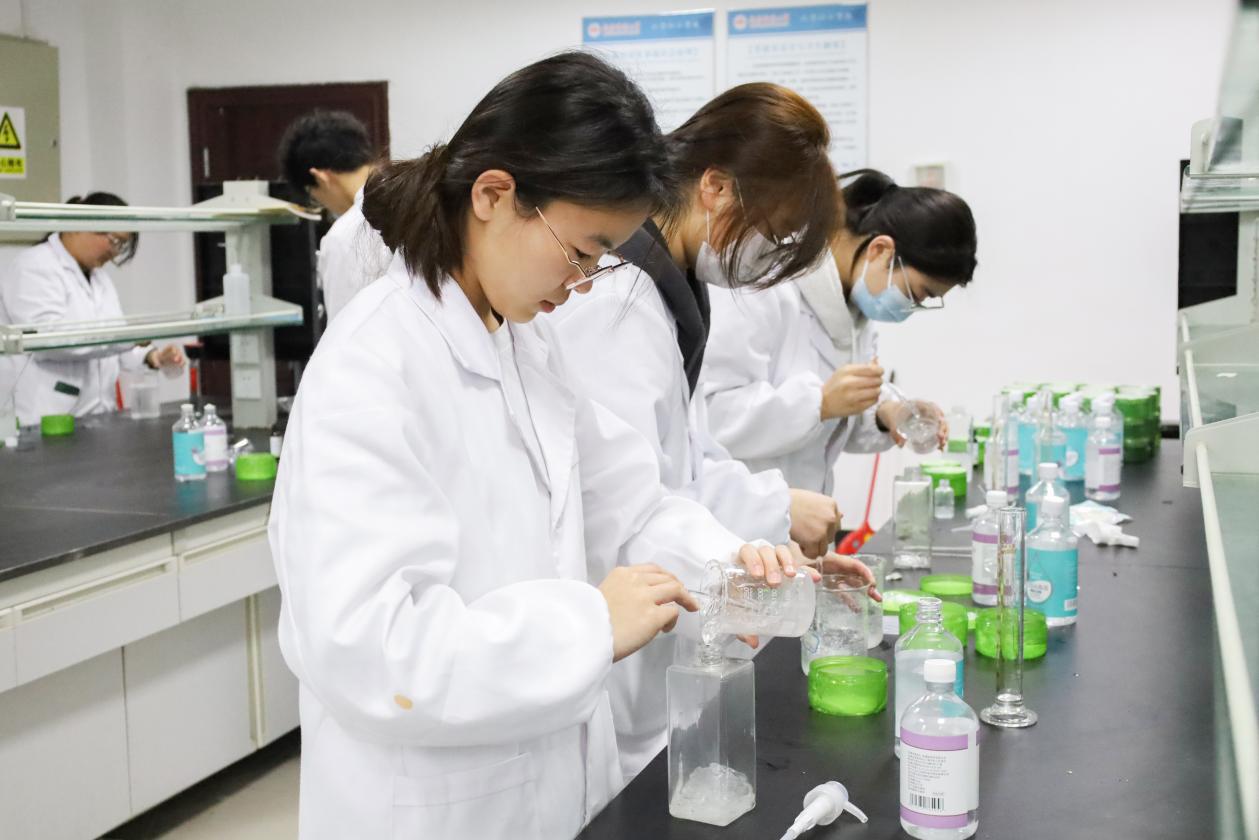学生制作洗手液近景1