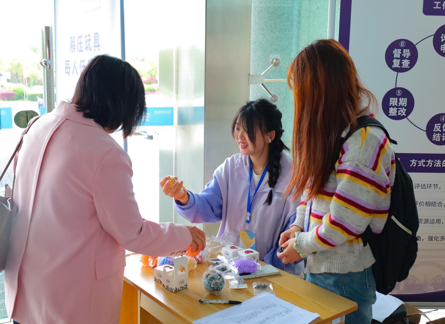 学生展示玩具玩法