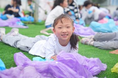 小孩躺在地上

低可信度描述已自动生成