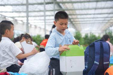 小孩们在吃东西

描述已自动生成