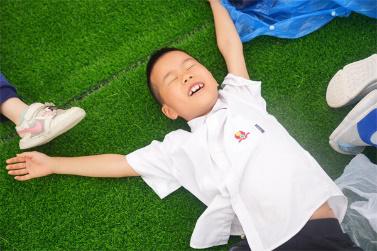 小孩躺在草地上

描述已自动生成