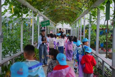 小孩们站在一起

中度可信度描述已自动生成