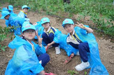 一群小孩正在玩耍

中度可信度描述已自动生成