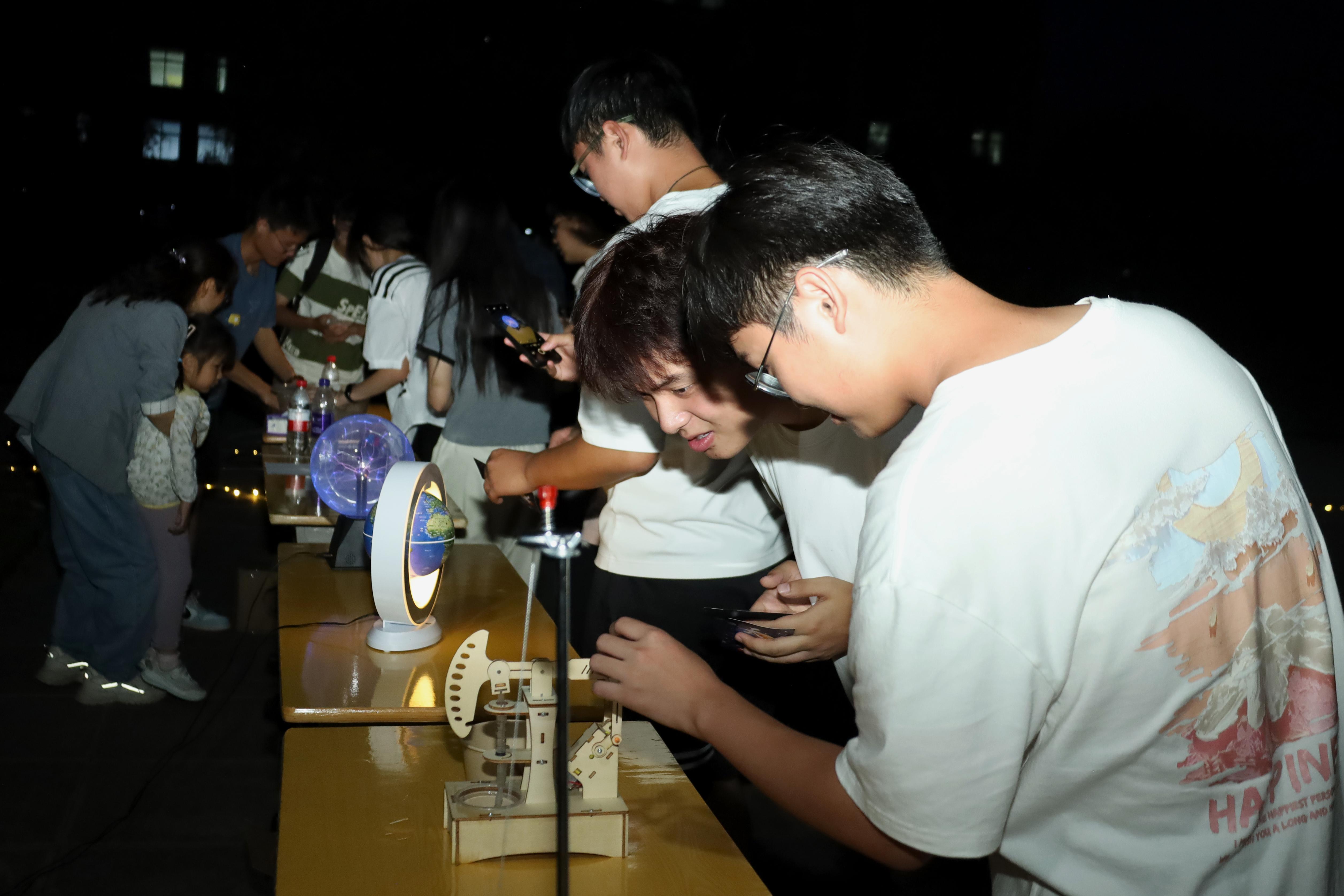 参观物理模型近景