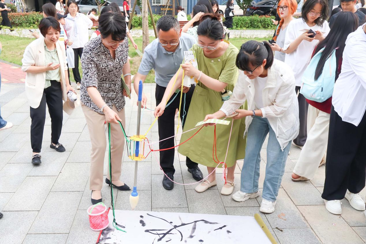 全景 彭校长与学生们进行神笔马良活动