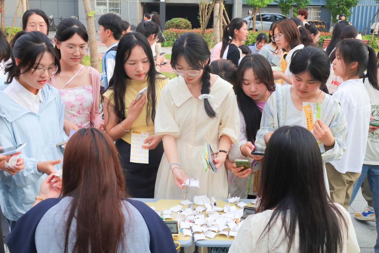 中景 学生们参与疗愈小狗活动