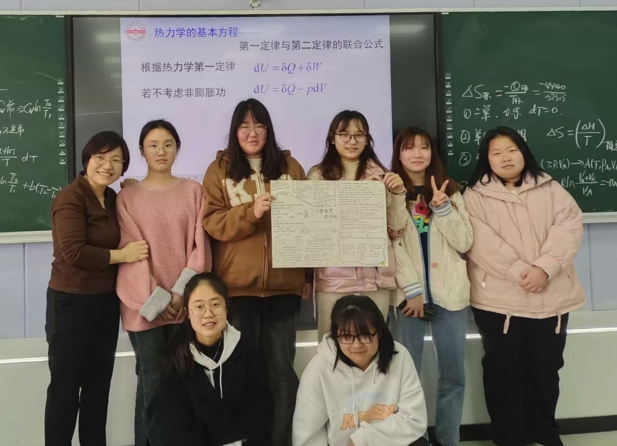 郭畅老师与学生合照