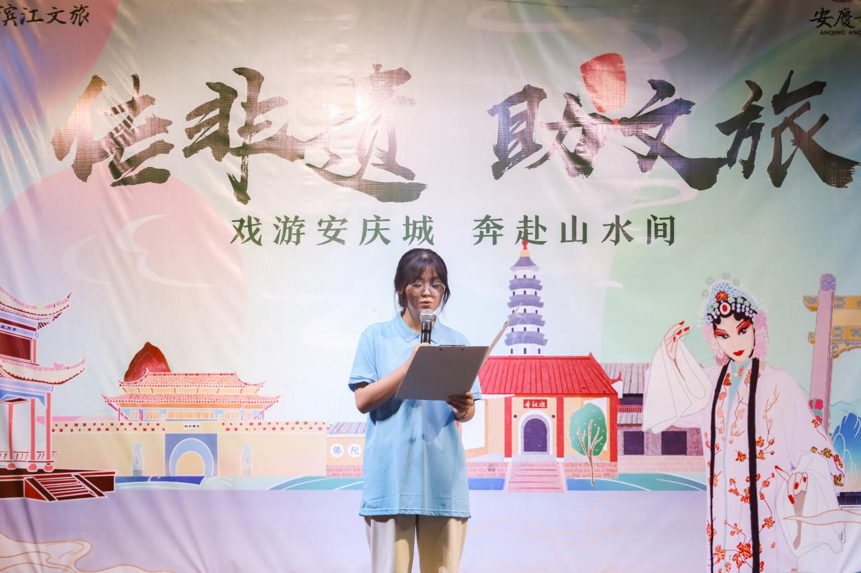 学生记者进行宣讲 中景
