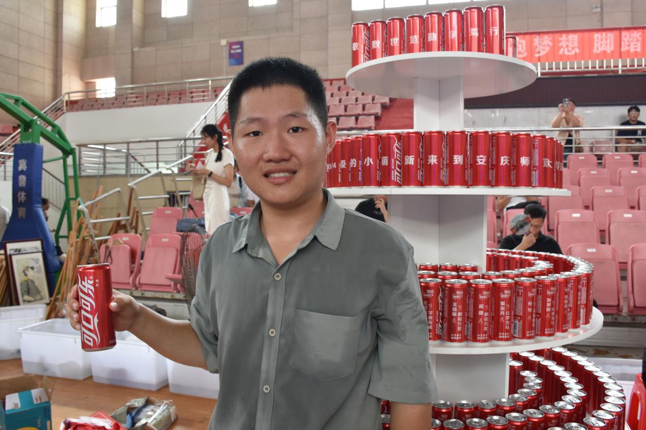 新生与可乐塔打卡合影