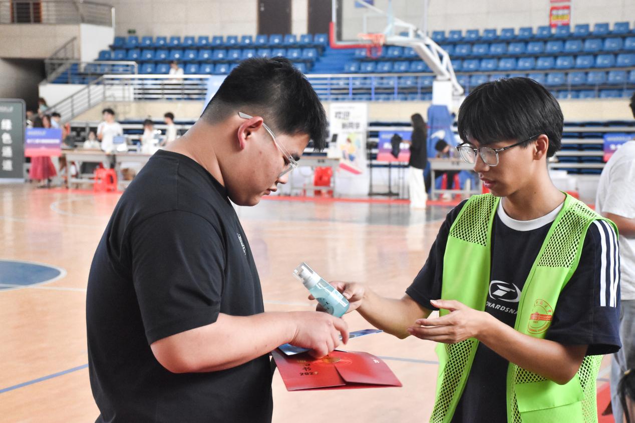 化学化工学院赠新生礼品近景