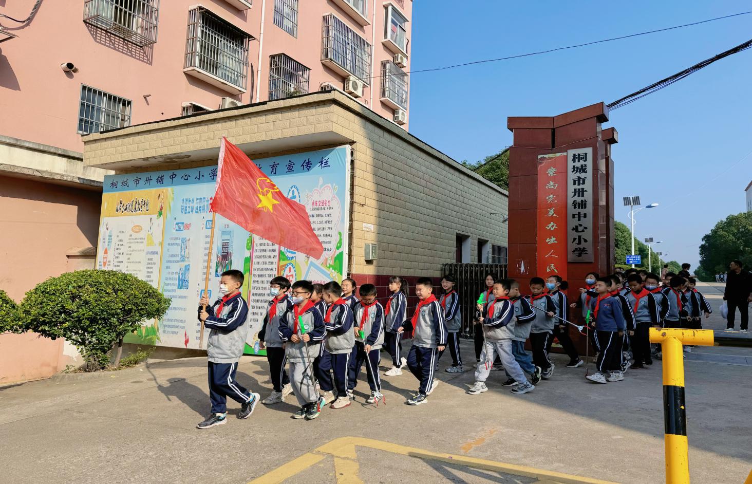 2024.10.11 重阳节学校大门口路队