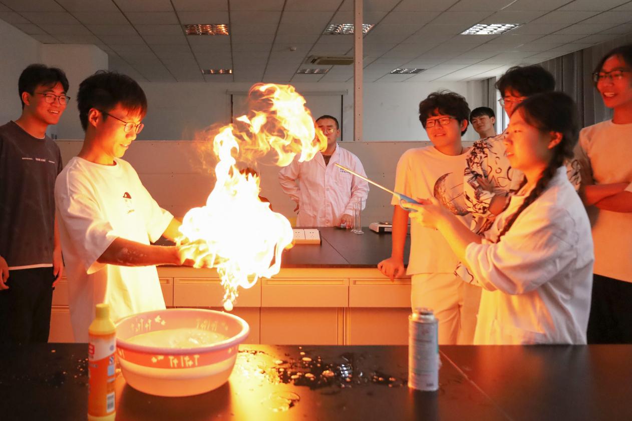 中景  学生体验掌中火焰实验3