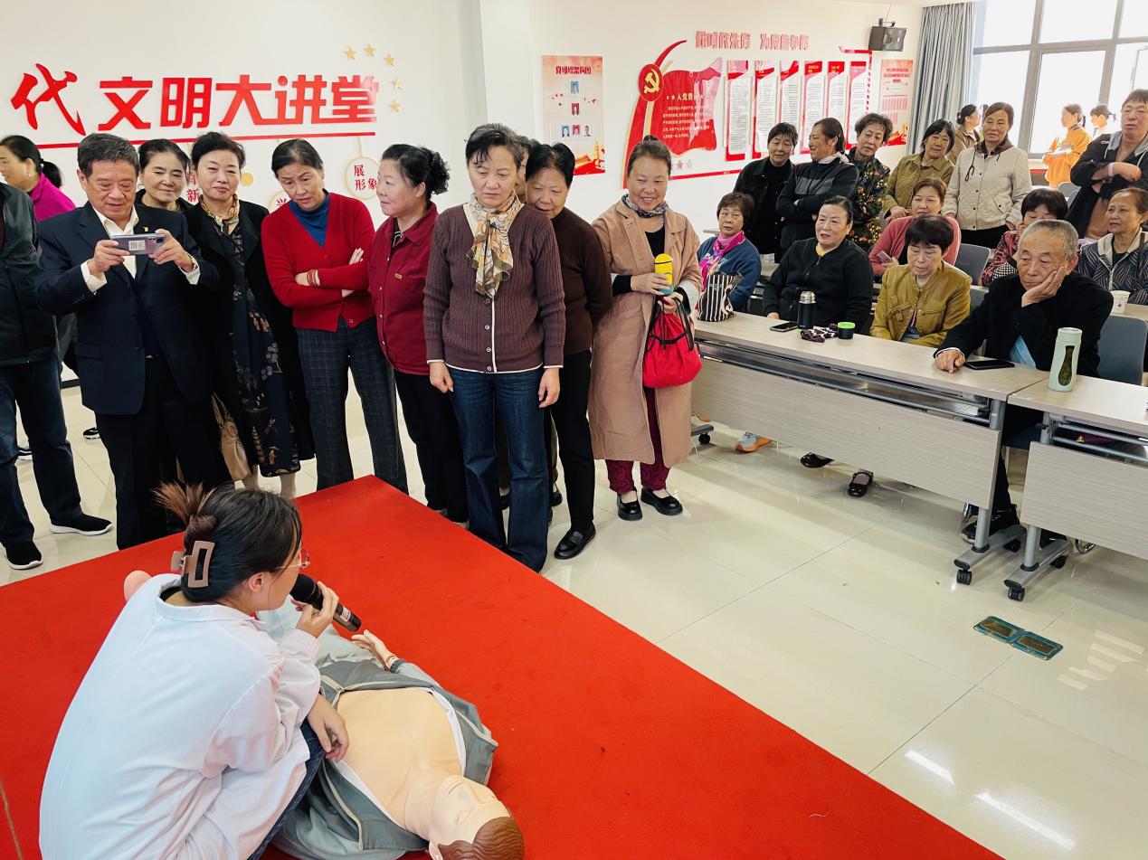 莲花社区柏树郢居委会：秋冬渐浓 健康同行 (2)
