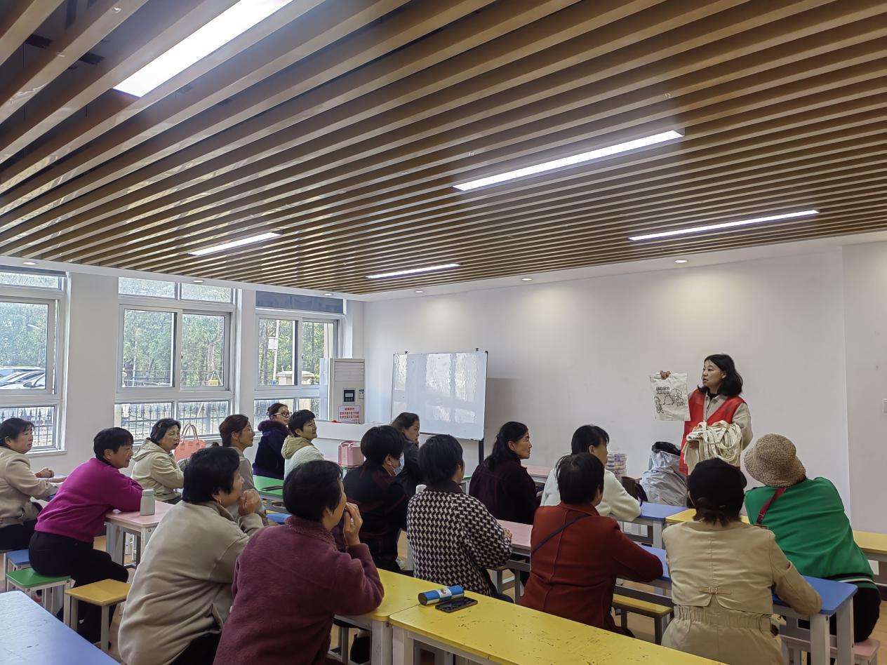 2024年11月8日下午 14：30-16：00 老有所学之消防安全记心间 手绘包包护平安 (6)