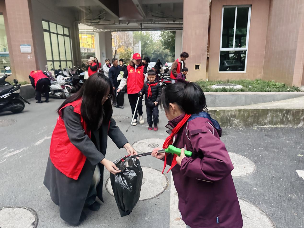 莲花社区柏树郢居委会：“幸福银领”青春志愿，携手共筑爱心桥梁docx (1)