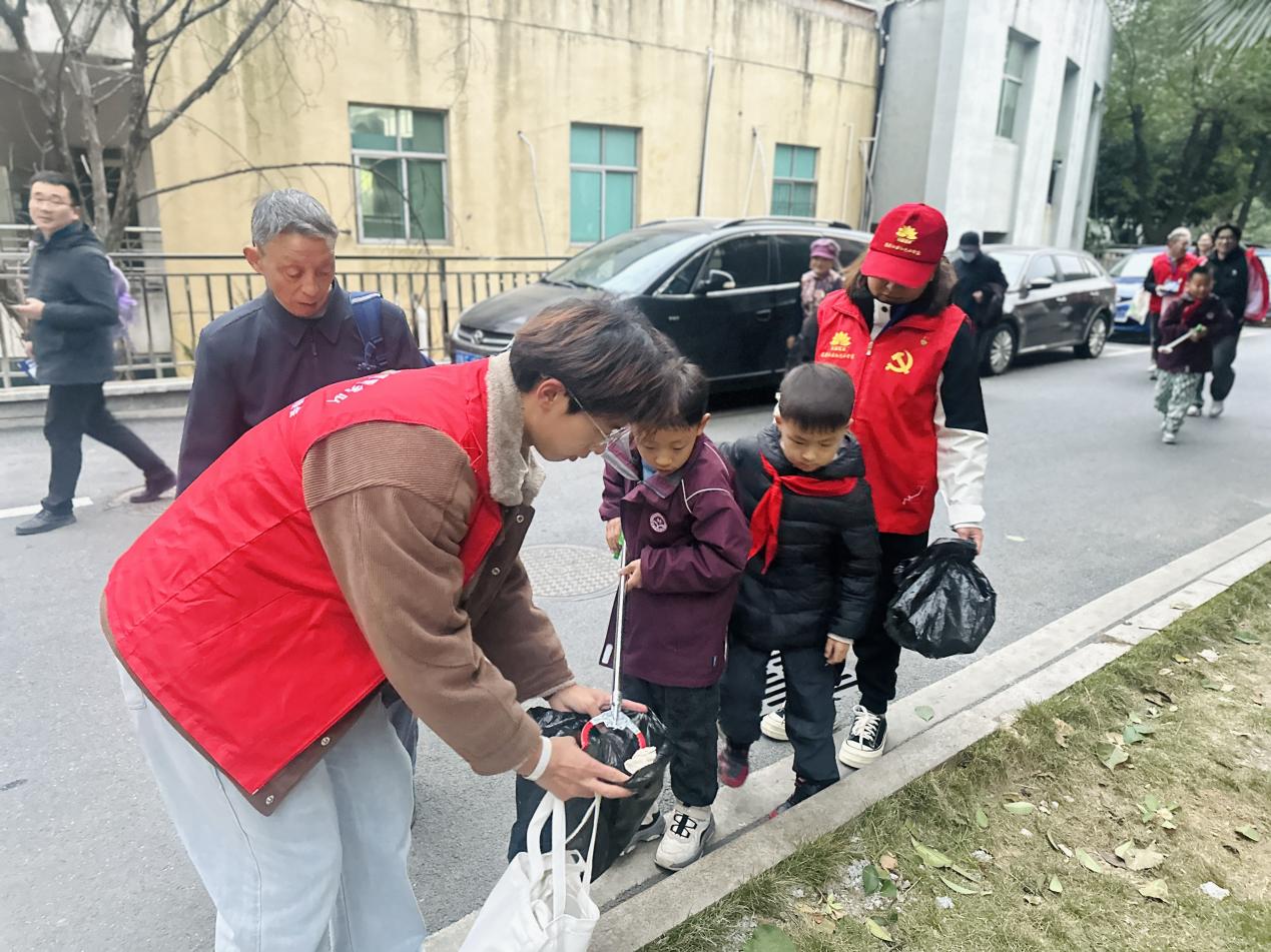 莲花社区柏树郢居委会：“幸福银领”青春志愿，携手共筑爱心桥梁docx (6)