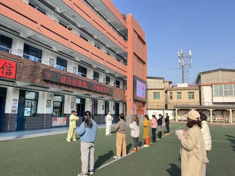 简篇-合肥市螺岗小学工会组织开展庆祝“三八”妇女节之学练五禽戏活动。 图片