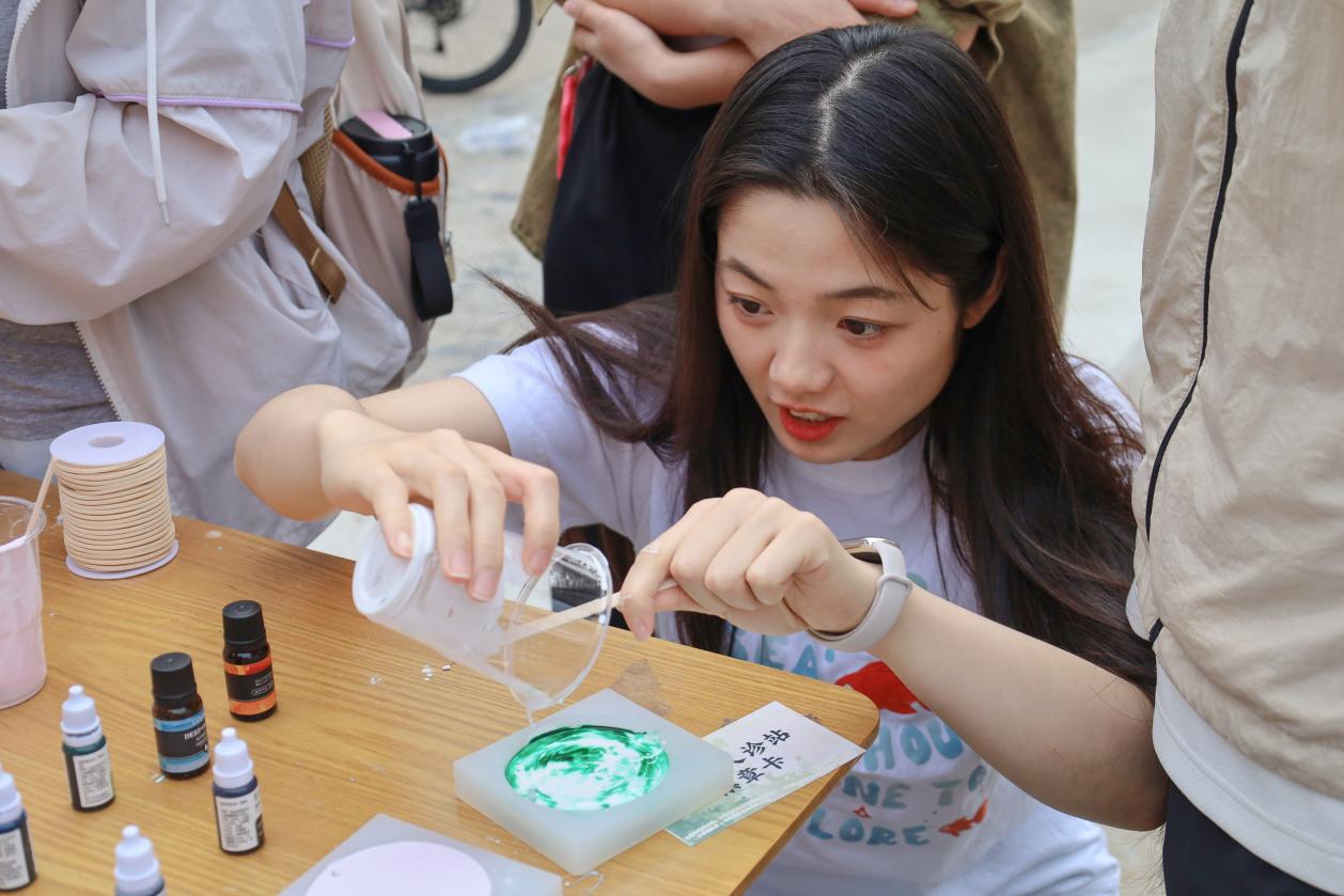 近景----学生在制作石膏模型