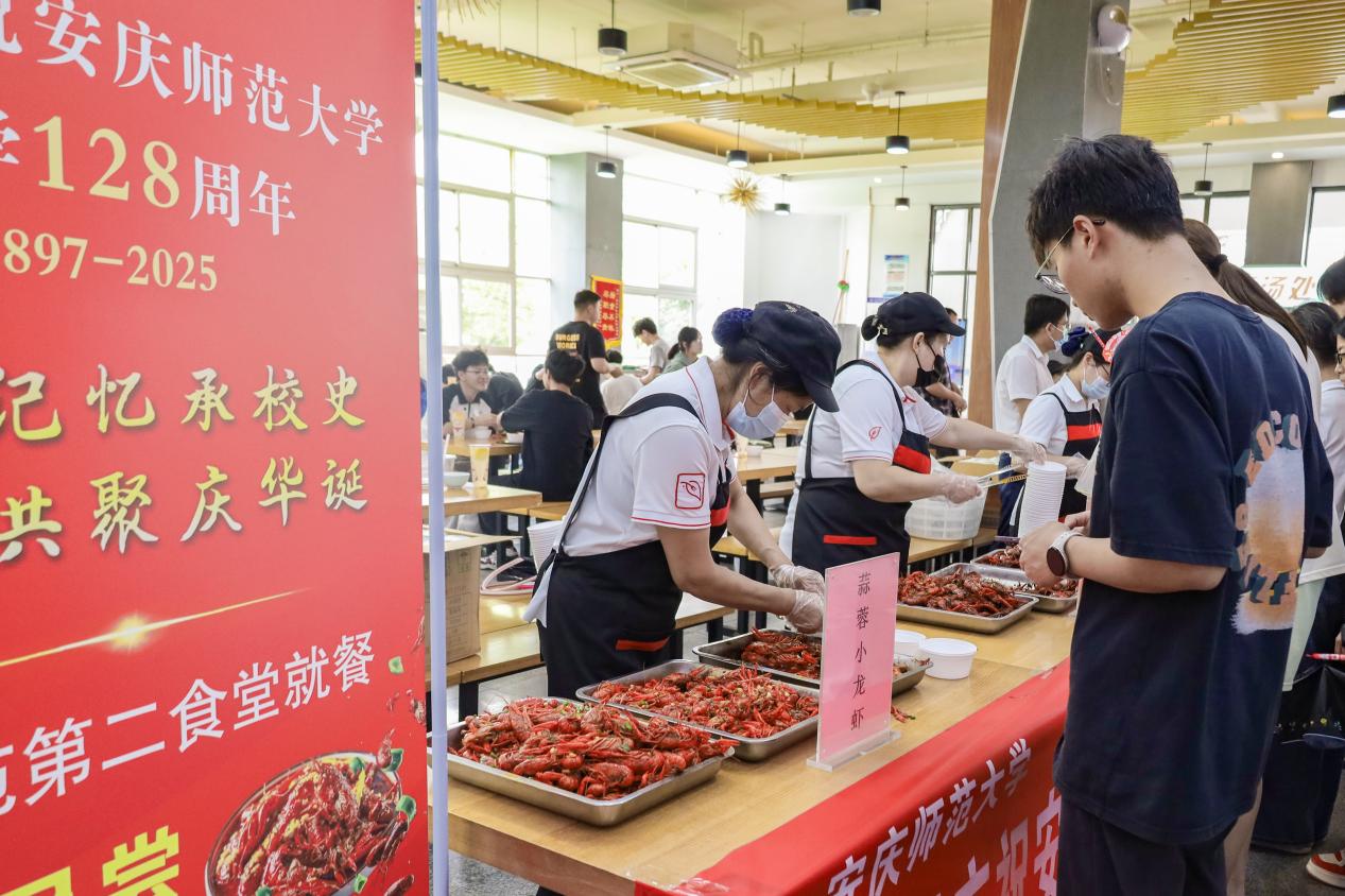 同学领取龙虾侧全景带海报