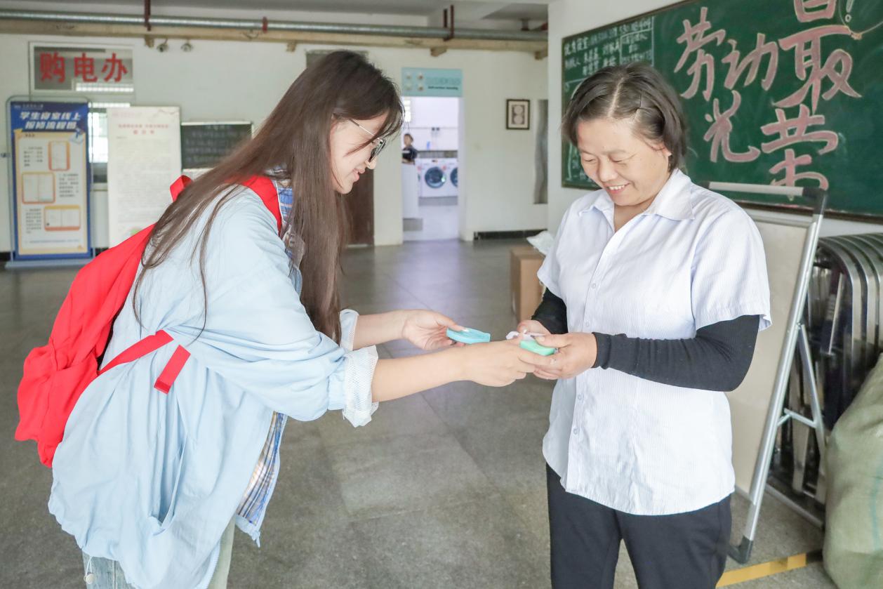 志愿者送给阿姨香皂近景