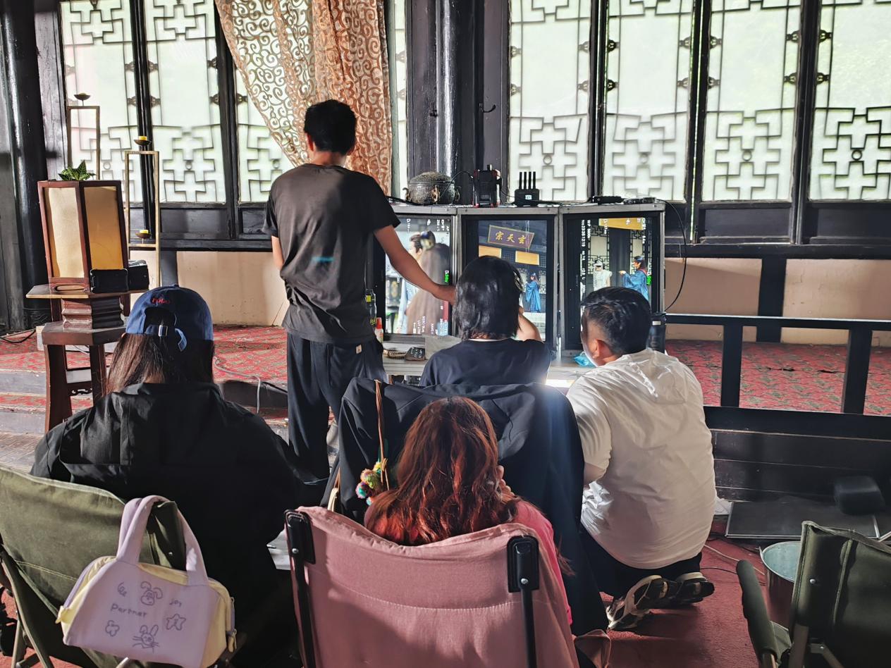 团队成员深入微短剧拍摄现场
