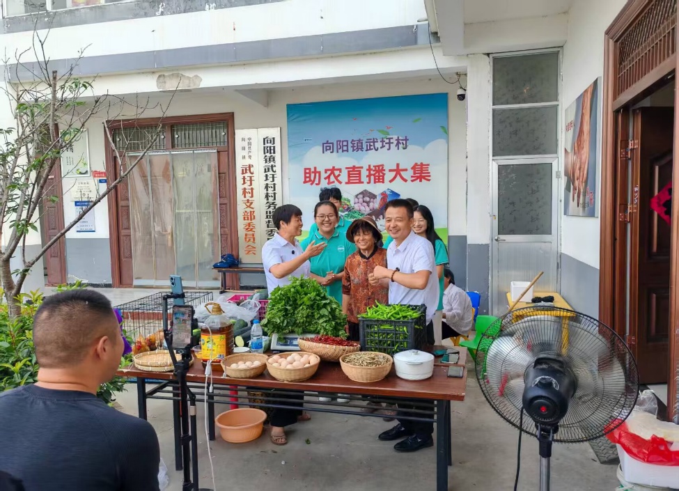 一群人在餐厅里吃饭

AI 生成的内容可能不正确。