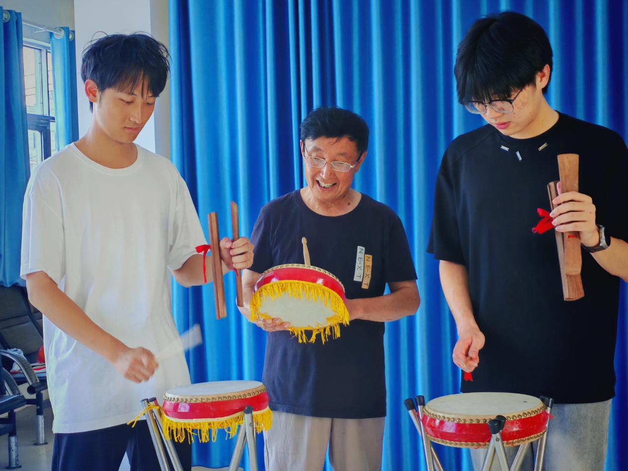 刘纯松指导实践团成员打鼓书