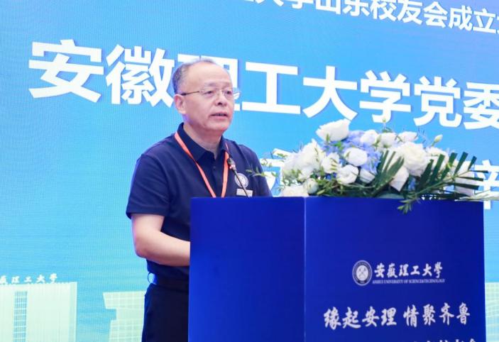 穿蓝色衣服的男子

AI 生成的内容可能不正确。