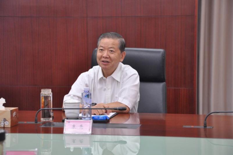 男人坐在桌子前

AI 生成的内容可能不正确。