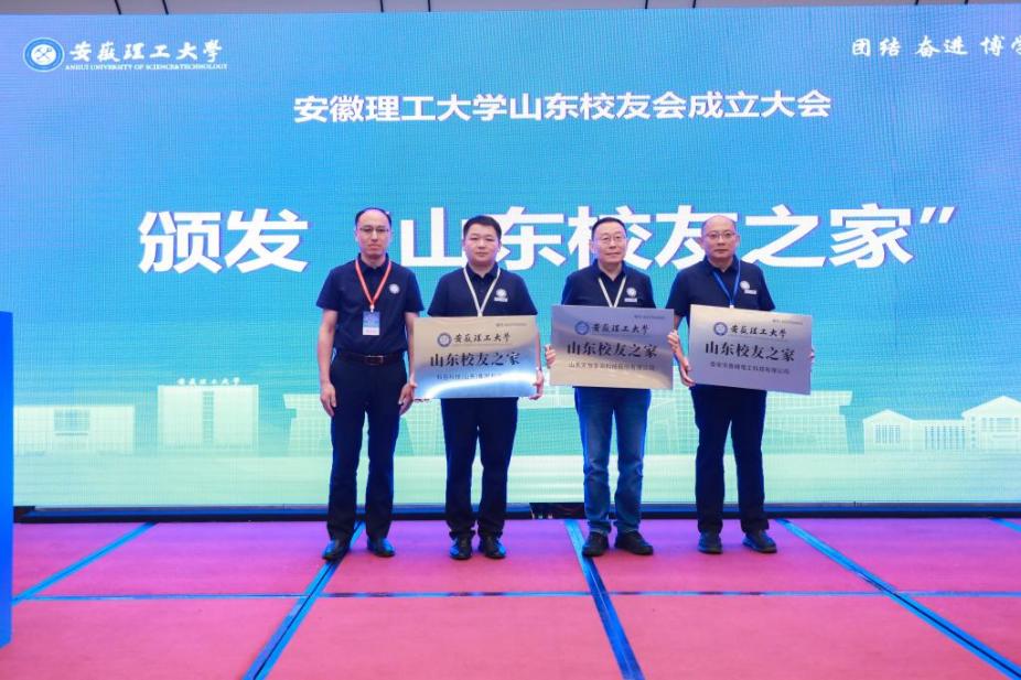 图片包含 站, 院子, 男人, 大

AI 生成的内容可能不正确。