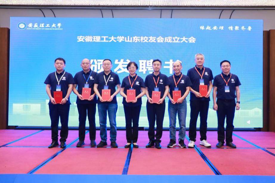 一群人站在一起

AI 生成的内容可能不正确。