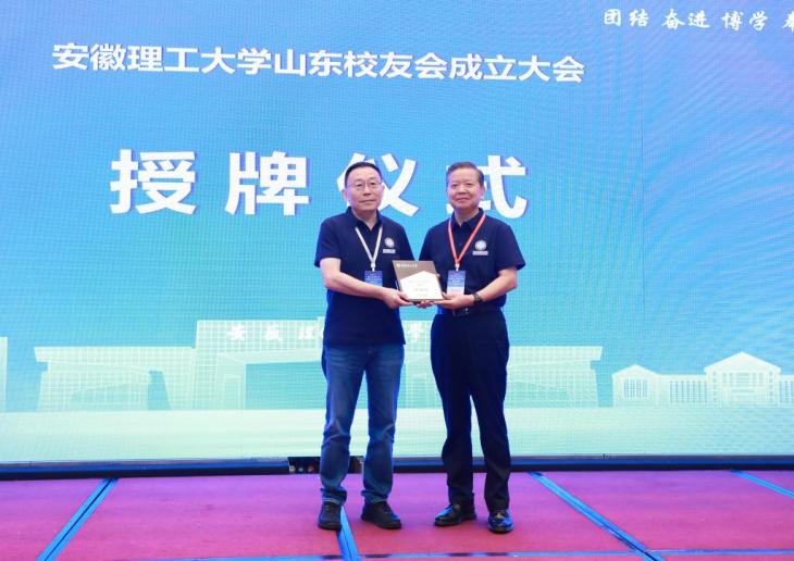 穿着西装笔挺的男子与图片配字

AI 生成的内容可能不正确。