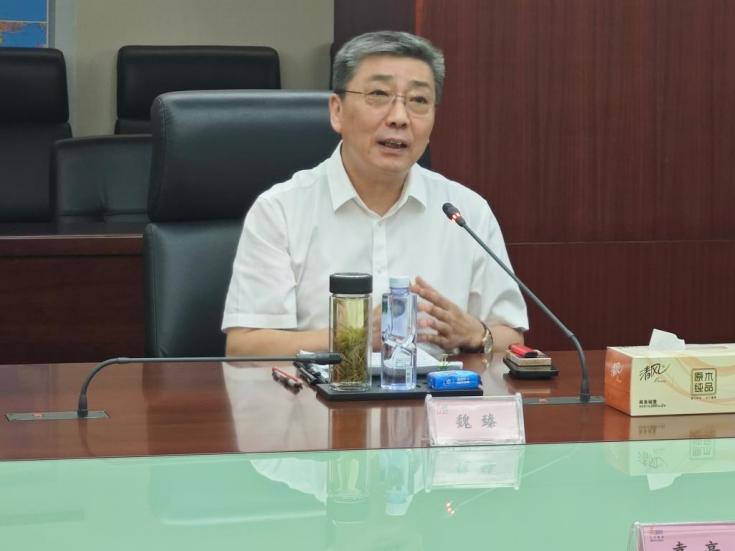 图片包含 桌子, 男人, 房间, 人们

AI 生成的内容可能不正确。