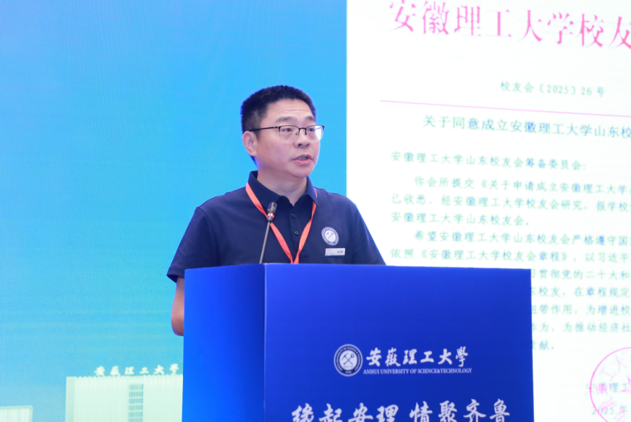 电脑屏幕前的男人

AI 生成的内容可能不正确。