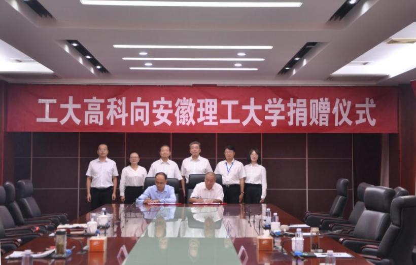 图片包含 室内, 桌子, 男人, 柜台

AI 生成的内容可能不正确。