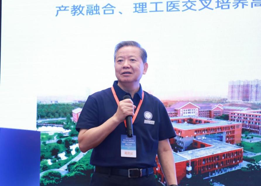 男人的照片上写着字

AI 生成的内容可能不正确。