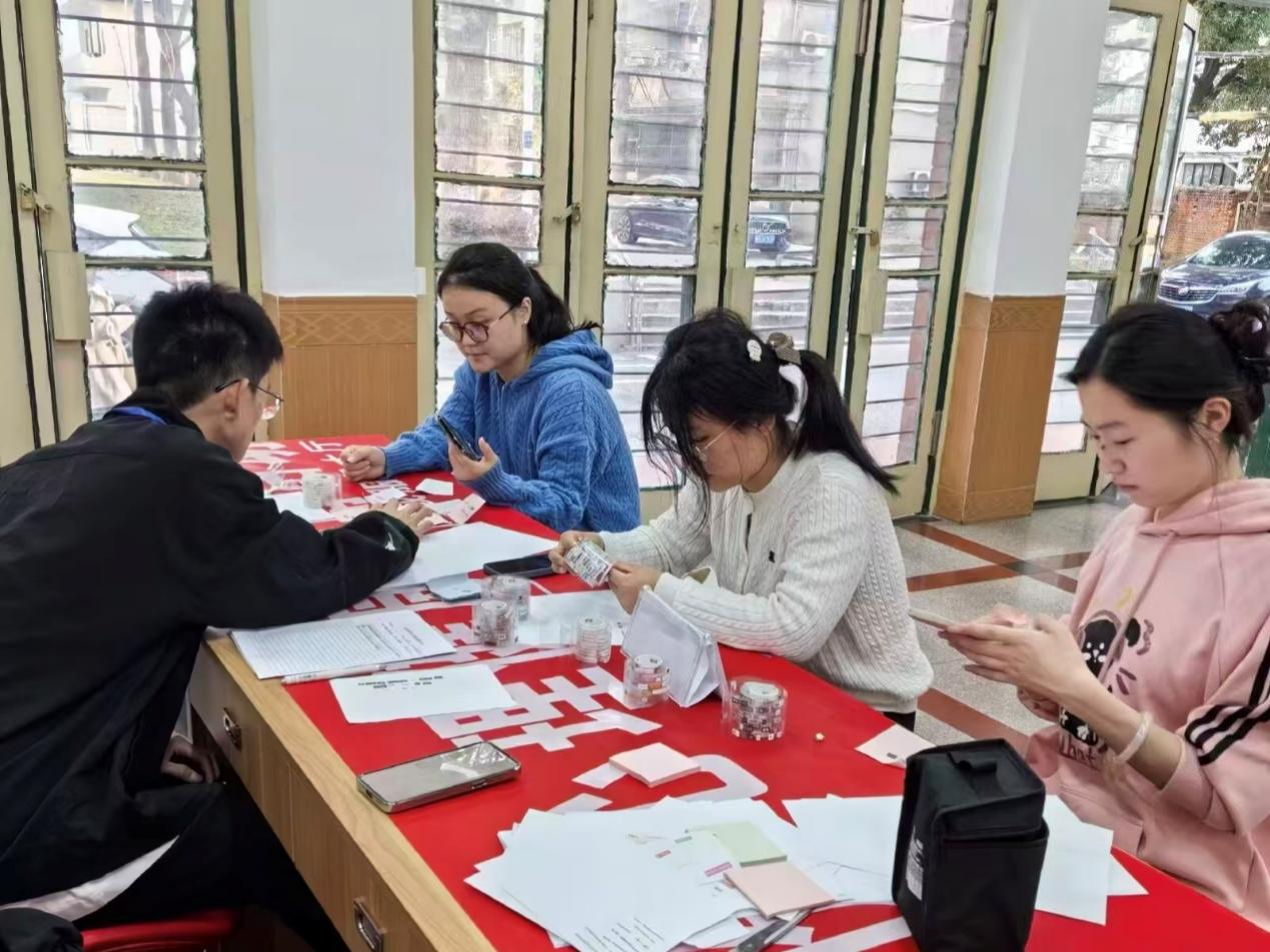 一群人坐在桌子前

AI 生成的内容可能不正确。