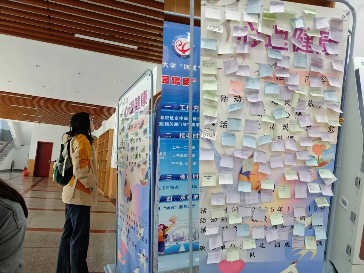 冰箱上贴着许多海报

AI 生成的内容可能不正确。