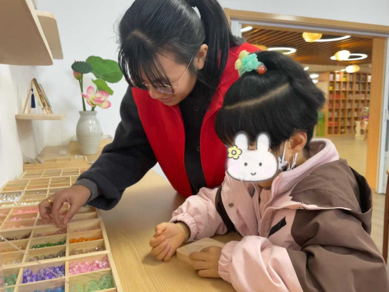 E:/☆ 工作文件夹/2025.11.22 临湖中心“满天星”社会救助项目:“启明星”成长计划—— “‘啡’常有趣 ‘链’接美好”主题活动 XX人次/活动照片/微信图片_20251122162654_370_1.jpg微信图片_20251122162654_370_1