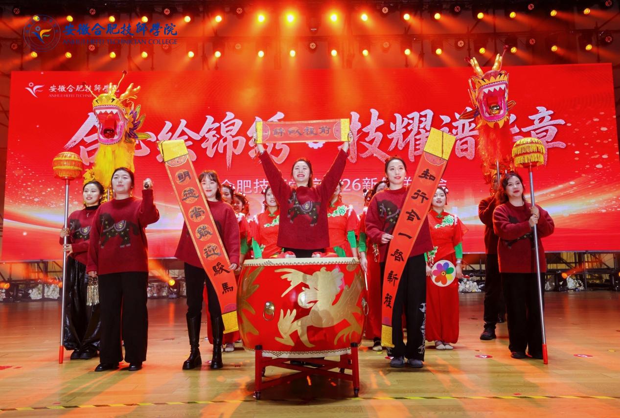 服务系骏马迎春