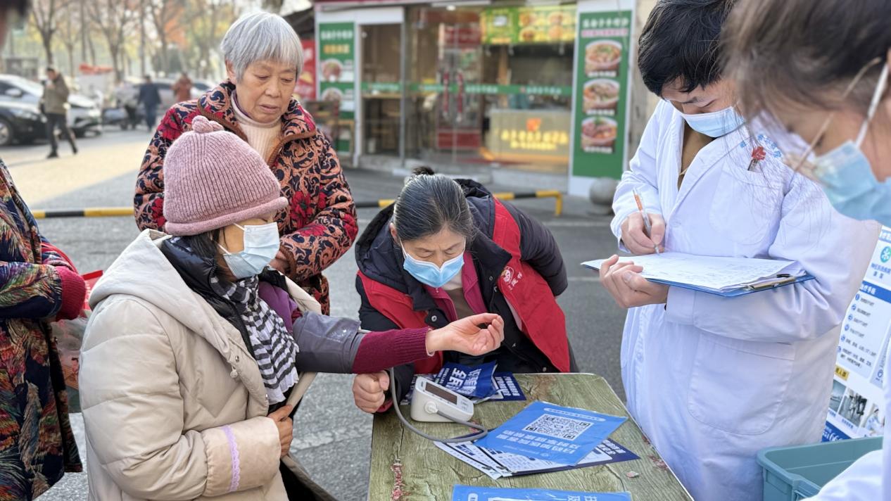 合肥经开区莲花中心柏树郢：小“托举”诠释爱无私 微服务守护大健康 (2)