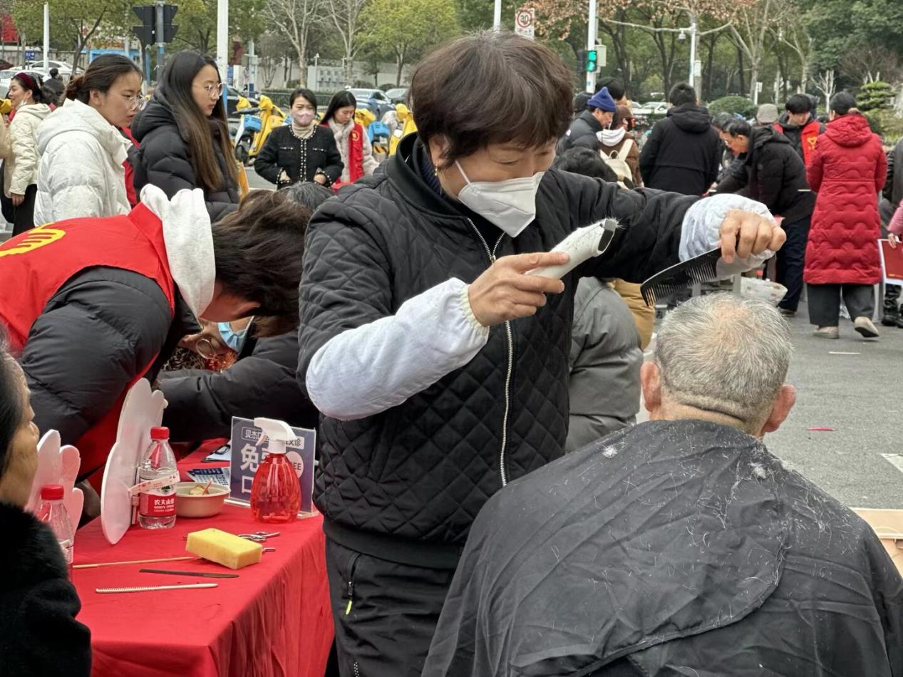 合肥经开区莲花中心柏树郢：指尖生花迎福至，笑语盈堂话新程 (1)
