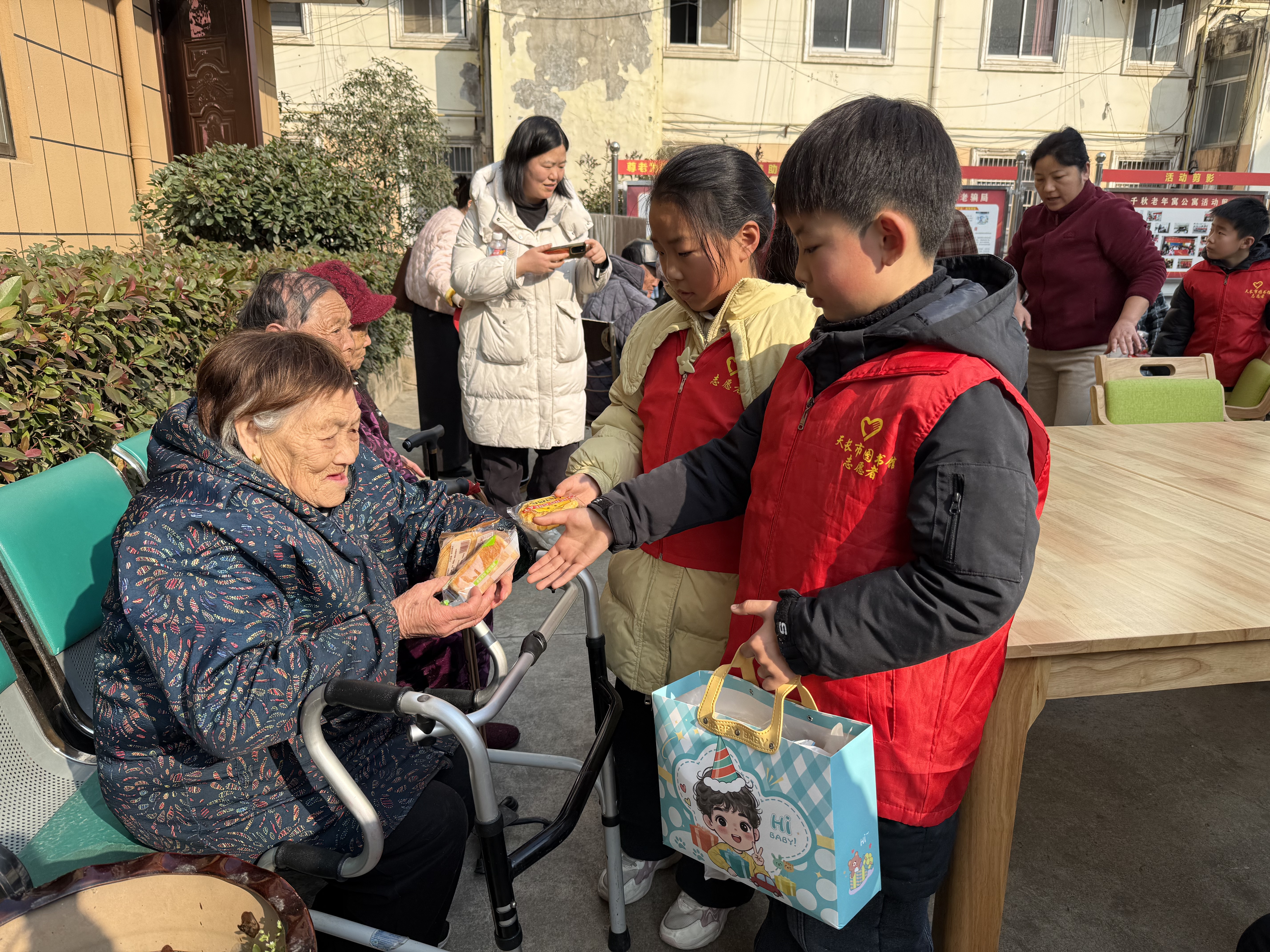 2026.2.12能源书站“书香贺新春 关爱暖银龄”——图书馆养老院慰问之行5