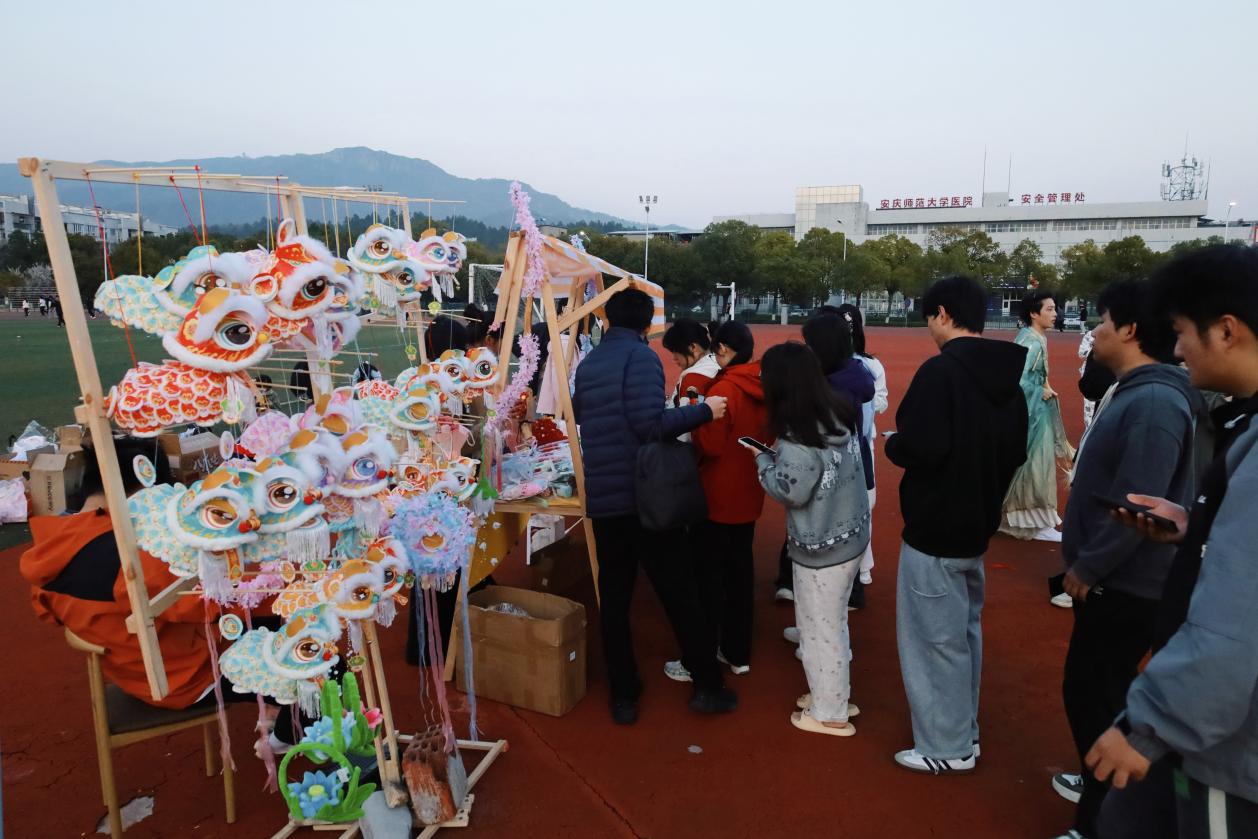 全景 同学排队现场1